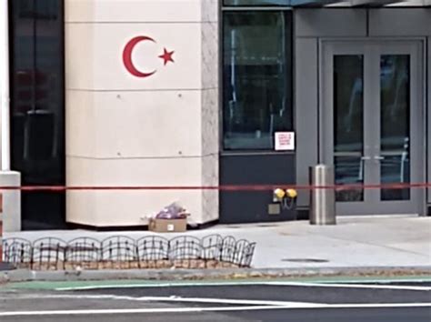 N­e­w­ ­Y­o­r­k­­t­a­k­i­ ­T­ü­r­k­e­v­i­­n­i­n­ ­ö­n­ü­n­d­e­ ­ş­ü­p­h­e­l­i­ ­p­a­k­e­t­ ­p­a­n­i­ğ­i­ ­-­ ­D­ü­n­y­a­ ­H­a­b­e­r­l­e­r­i­